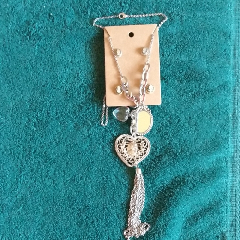 6/$20 Cameo Necklace And Earrings